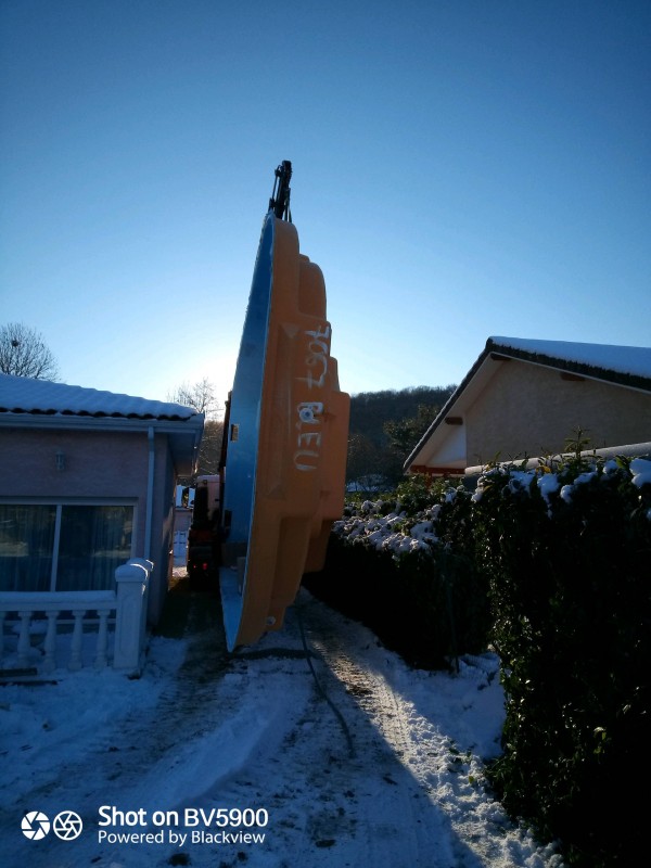 Piscine coque polyester avec plage immergée Lac de Charmes avec son spa à débordement sur la commune de St Gaudens en Haute-Garonne