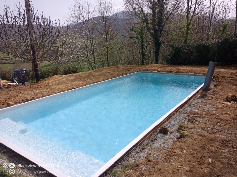 Installation d'une piscine à Coque polyester LAC DE NANTUA