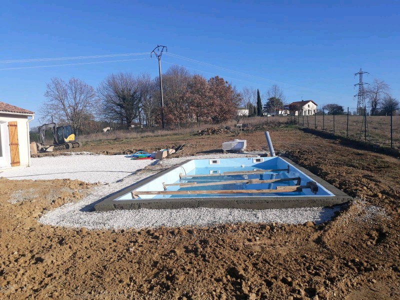 Piscine coque polyester Lac de Guery 9,10m x 3,80m à Castres