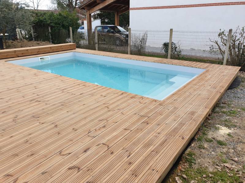 Piscine coque LAC VERT plage bois