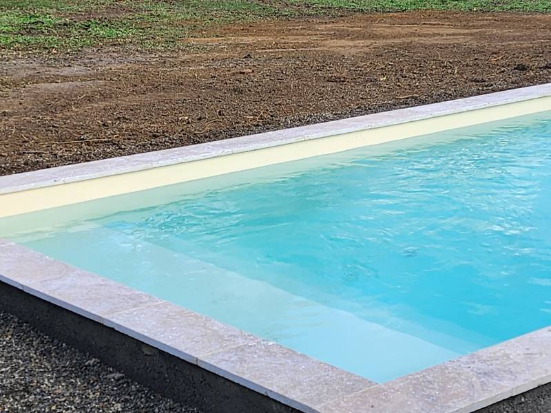 Volontairement le bassin restera 20 cm plus haut que le sol fini 