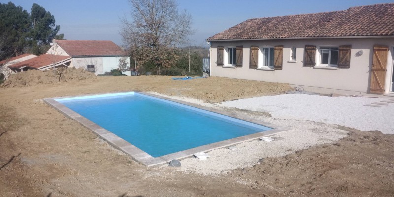 Piscine coque polyester Lac de Guery 9,10m x 3,80m à Castres