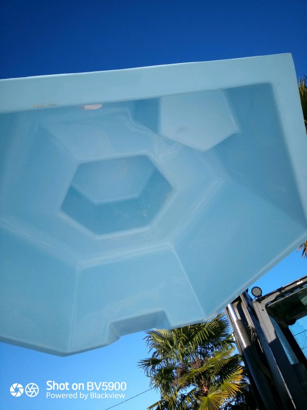 Piscine coque polyester avec plage immergée Lac de Charmes avec son spa à débordement sur la commune de St Gaudens en Haute-Garonne