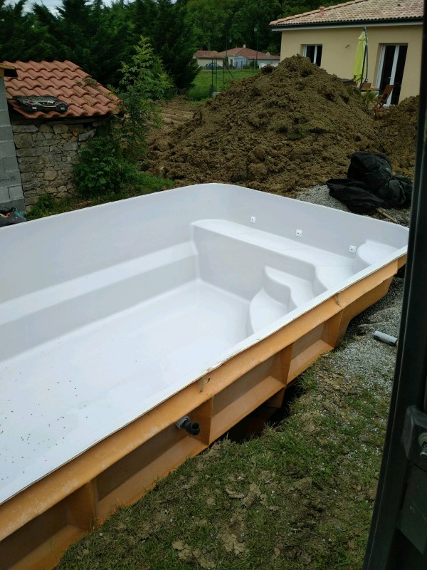 Terrassement et installation d'une piscine coque ESTARI à Terrebasse
