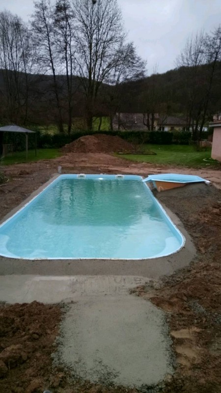 Piscine coque polyester avec plage immergée Lac de Charmes avec son spa à débordement sur la commune de St Gaudens en Haute-Garonne
