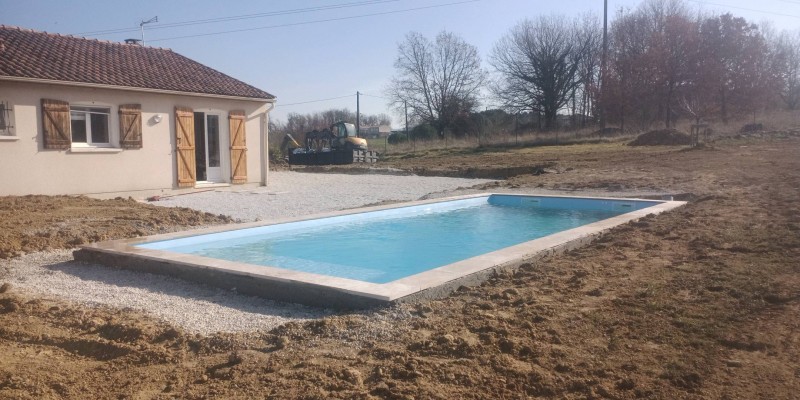 Piscine coque polyester Lac de Guery 9,10m x 3,80m à Castres