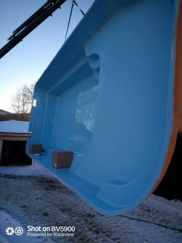 Piscine coque polyester avec plage immergée Lac de Charmes avec son spa à débordement sur la commune de St Gaudens en Haute-Garonne