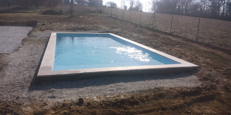 Piscine coque polyester Lac de Guery 9,10m x 3,80m à Castres