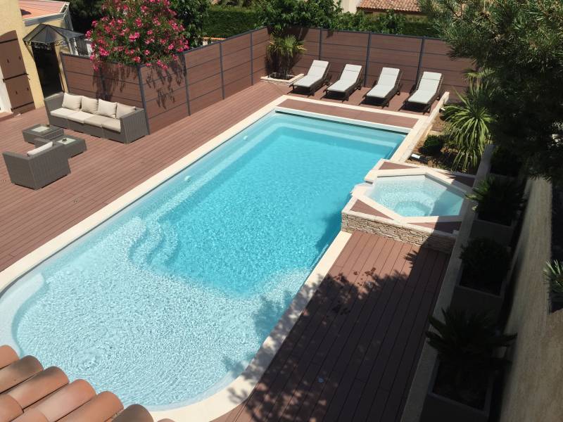 Vente et installation de spa à débordement en coque polyester sur la région de Toulouse