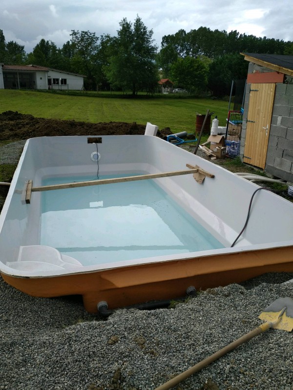 Terrassement et installation d'une piscine coque ESTARI à Terrebasse